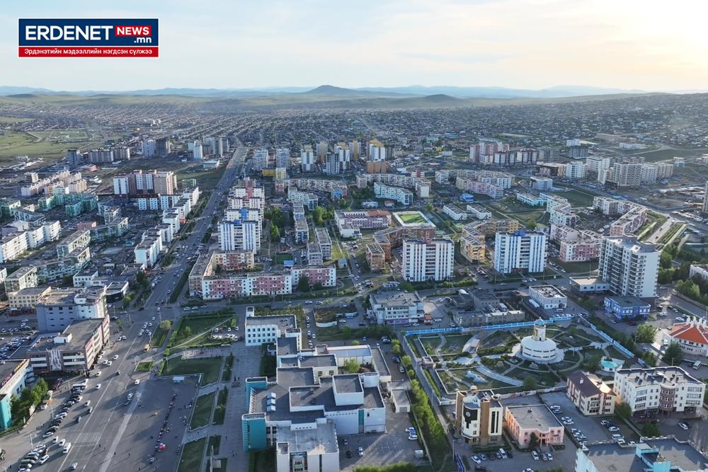 ЭРДЭНЭТ ХОТ ЕРӨНХИЙ АРХИТЕКТОРОО ХҮЛЭЭЖ БАЙНА