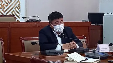 С.Батжаргал: Цэцэрлэгт хүрээлэнгийн Энхбат дарга байна уу. Шарилжнаасаа салах болоогүй юм уу?
