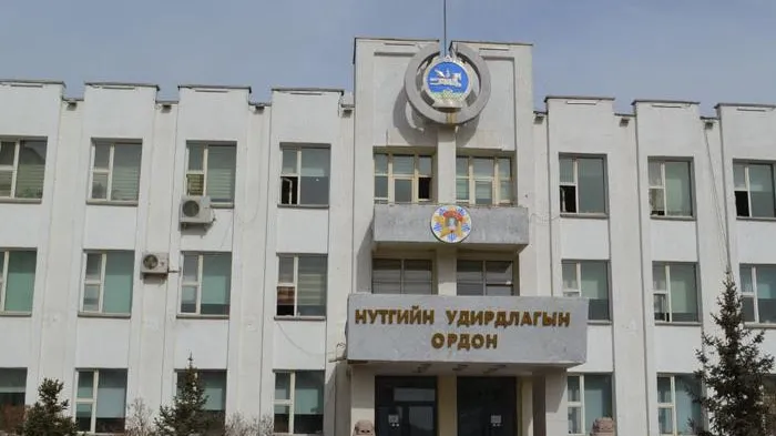 Хотын захирагчийн албаны даргын суудлыг найздаа амласан гэнэ үү