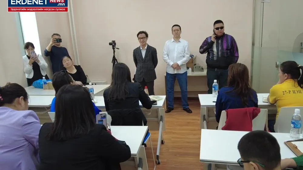 БРАЙЛ ҮСГИЙН СУРГАГЧ БАГШ НАРЫГ БЭЛТГЭЖ БАЙНА
