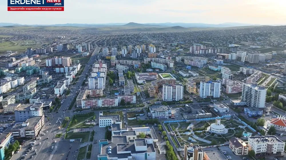 ЭРДЭНЭТ ХОТ ЕРӨНХИЙ АРХИТЕКТОРОО ХҮЛЭЭЖ БАЙНА