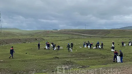 Уурхайчид Хангалын голыг цэвэрлэлээ
