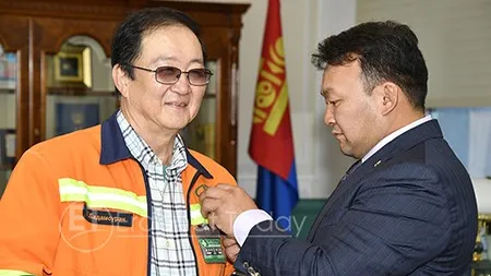 МҮОХ-ны Ерөнхийлөгч Н.Түвшинбаяр Эрдэнэт үйлдвэрийн удирдлагуудыг шагналаа