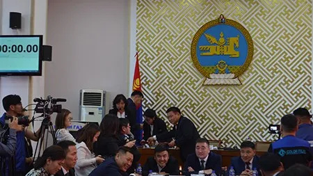Анхдугаар хуралдааны эргэн тойрон дахь гэрэл зургаас...