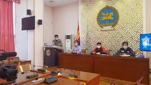 Шинжилгээ авах, ямар унаагаар явах тухай утсаар мэдээлэл өгч байна