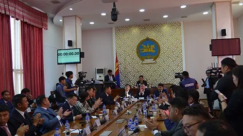 Дарга нар 589 сая төгрөгөөр 11 машин худалдаж авна